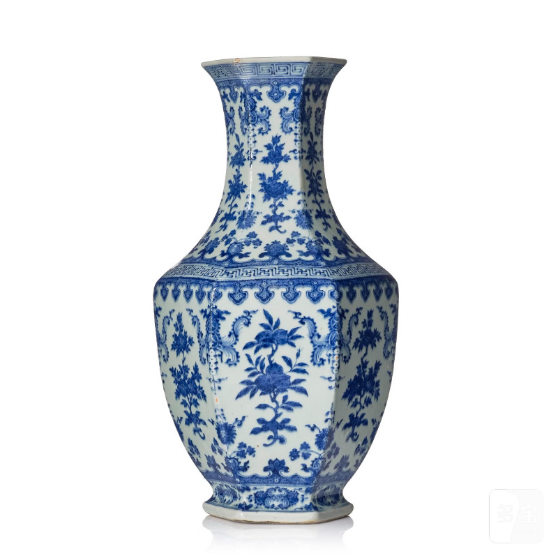 A blue and white hexagonal ‘Sanduo’ vase,